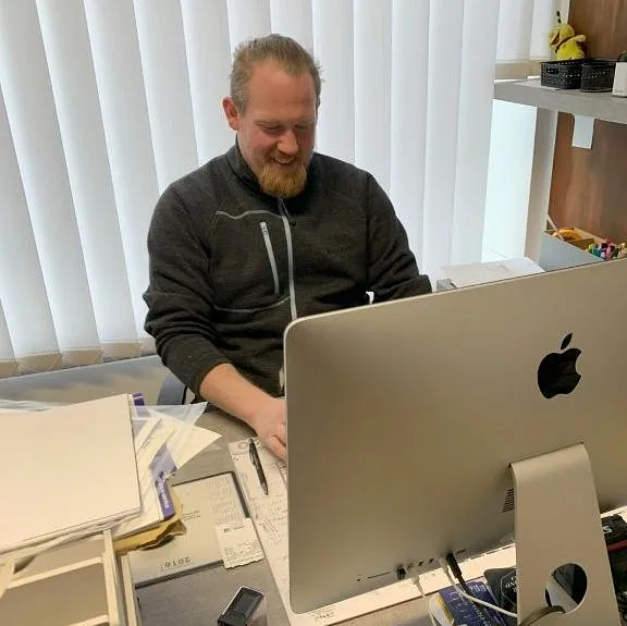 Marvin Hapke der am Computer arbeitet